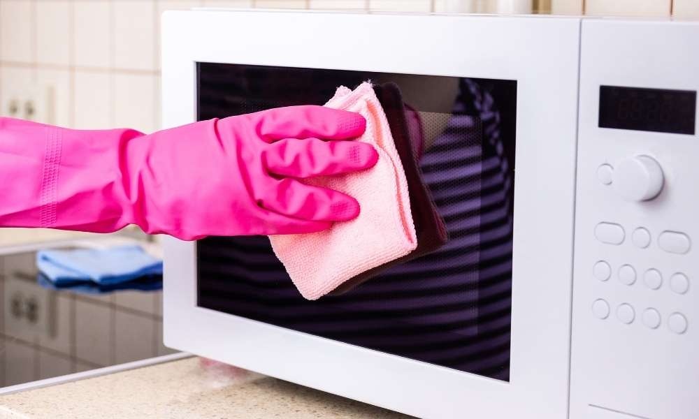 How to Clean The Inside of a Microwave