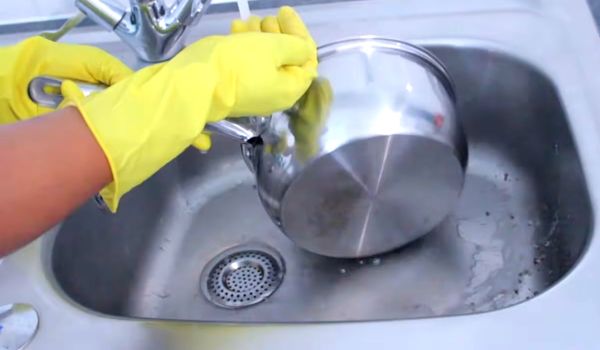 Clean the Bottom of Pans with Baking Soda and Vinegar