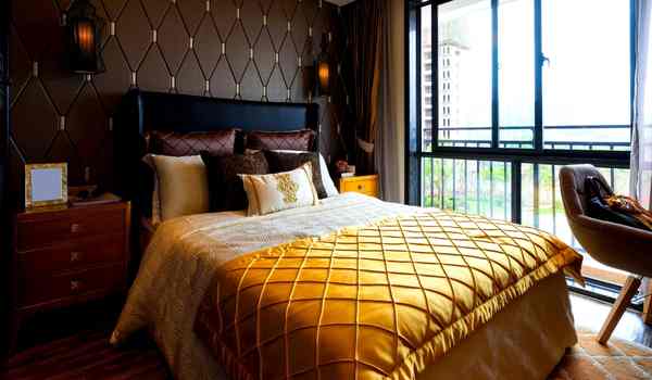 Black and Gold Bedroom Decor Ideas with natural color