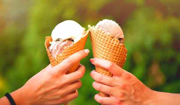 Outdoor Party Decorations on a Budget with ice-cream