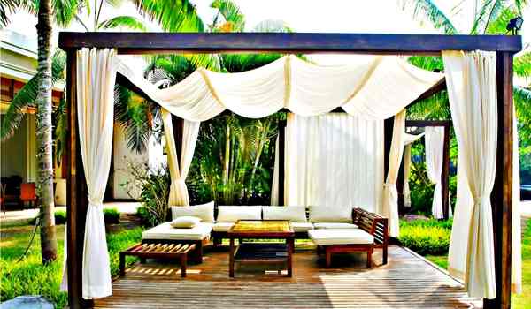How to decorate pergola with white curtains