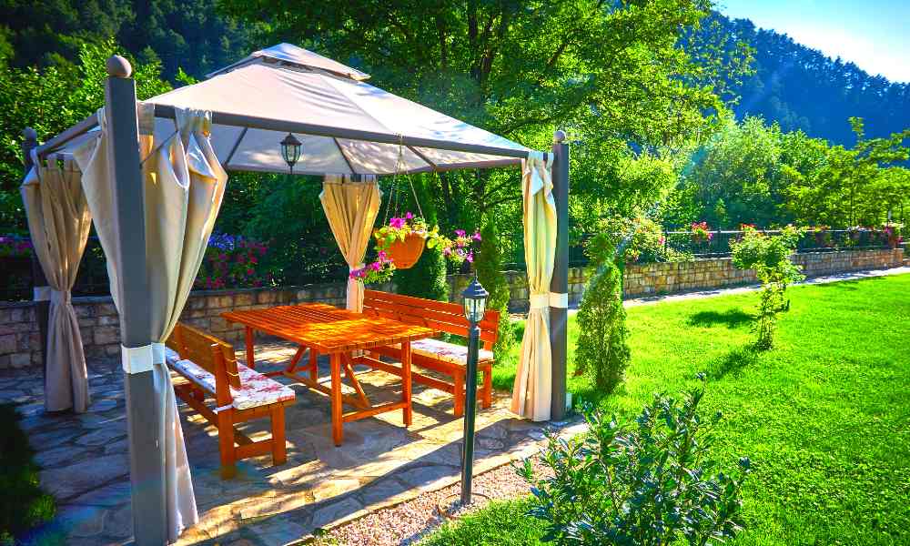 How to Decorate a Pergola With Fabric